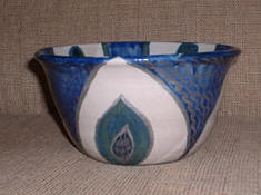 bowl blue white flower side.jpg (14239 bytes)