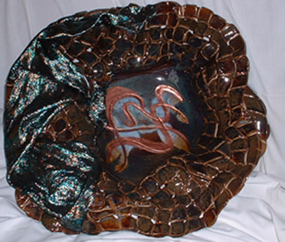 basket 19 in diameter brown weave green cloth part.jpg (47277 bytes)