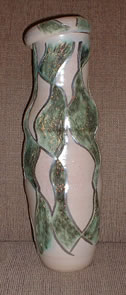 vase green white wiggly checked.jpg (10258 bytes)